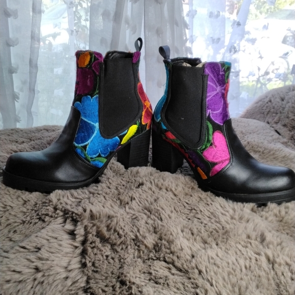 Guaraxez‎ Ameyal Embroidery Booties. 8 m - Picture 2 of 5